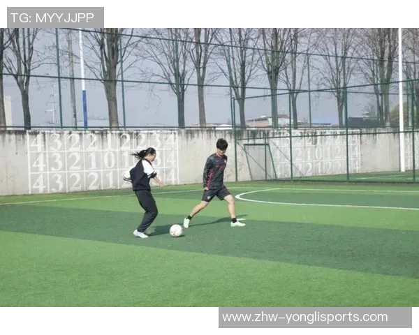 足球场上的魅力与风采美女与运动的完美结合展现青春活力